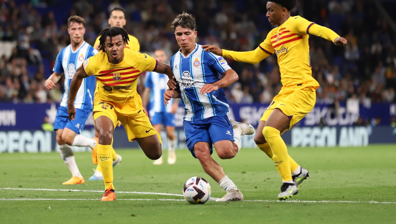 Los laterales, un quebradero de cabeza para el Barcelona