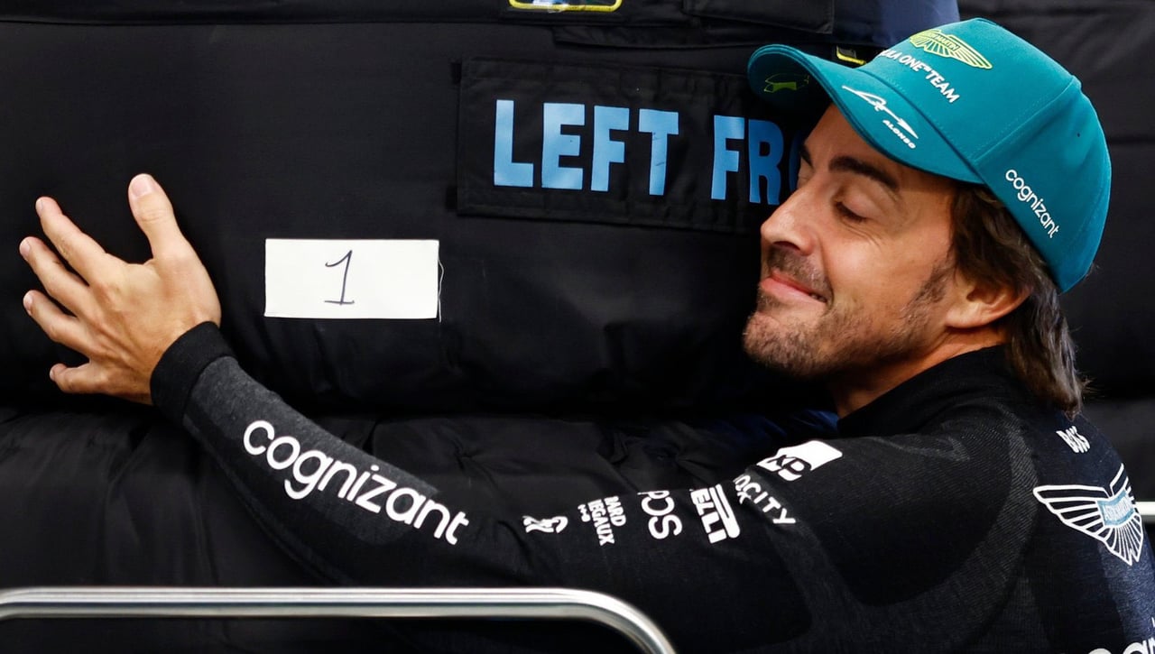 Fernando Alonso pone a prueba a Checo Pérez