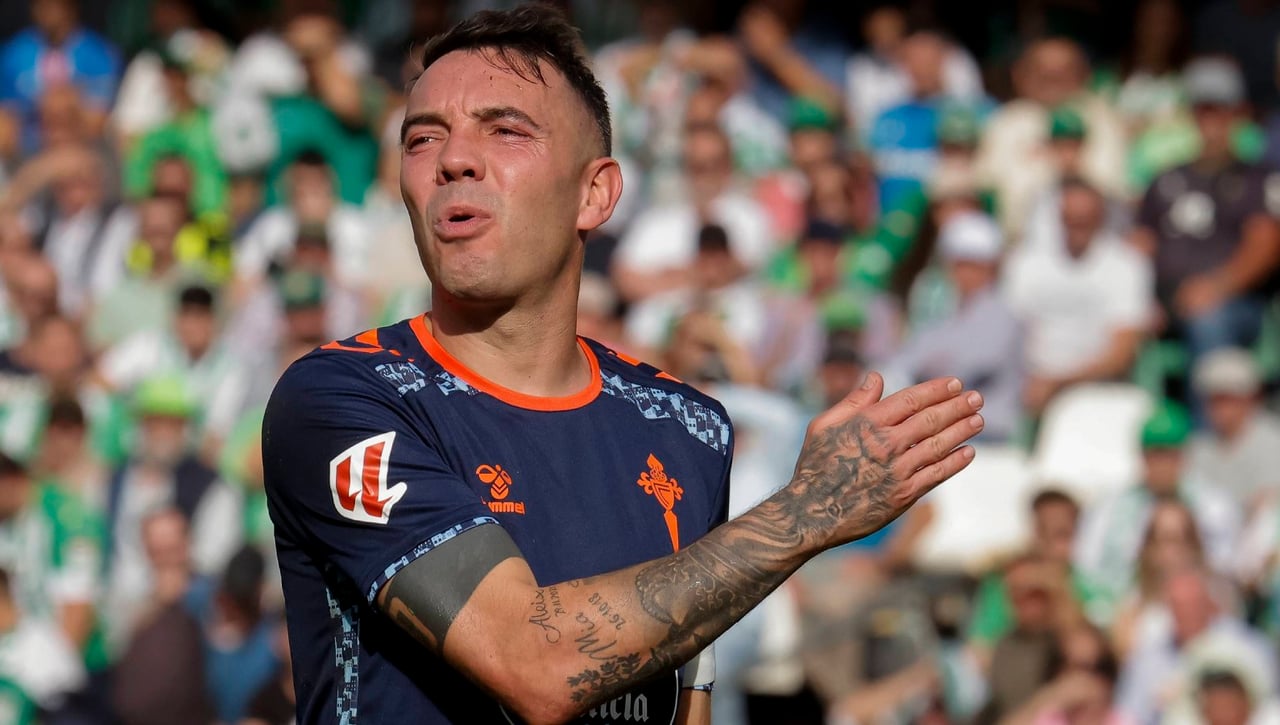 Iago Aspas expone a Marcos Alonso