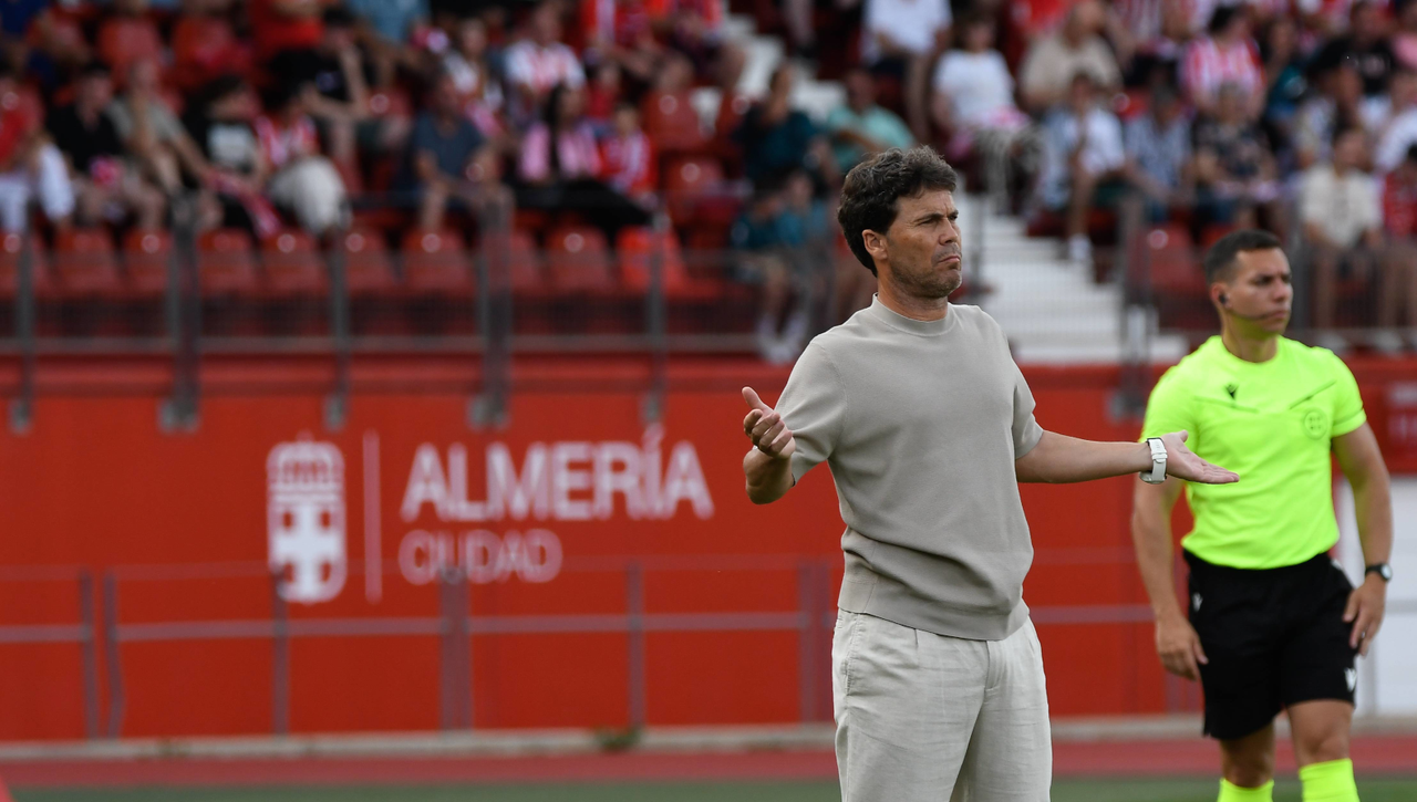 Los problemas en el asceso al estadio enfadan a la afición del Almería