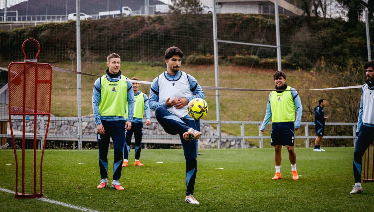 La Real Sociedad vuelve a la acción con Sergio Francisco mirando a la enfermería