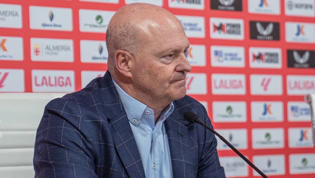 Pepe Mel hace autocrítica pero también lanza su primer dardo al vestuario del Almería
