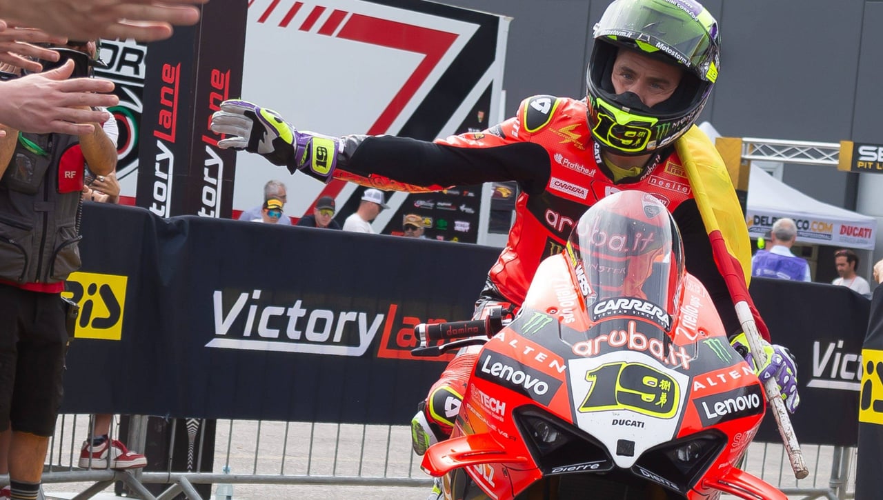 Bulega brilla en casa y Álvaro Bautista suma un nuevo triunfo