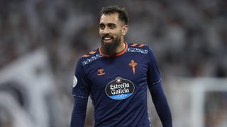 Borja Iglesias le da un regalo a Cillesen