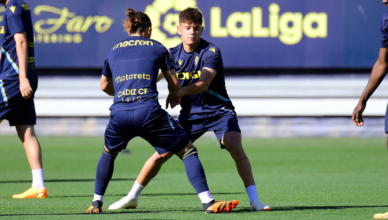 El Cádiz a punto de dar salida a Bastida, una de las perlas de su cantera