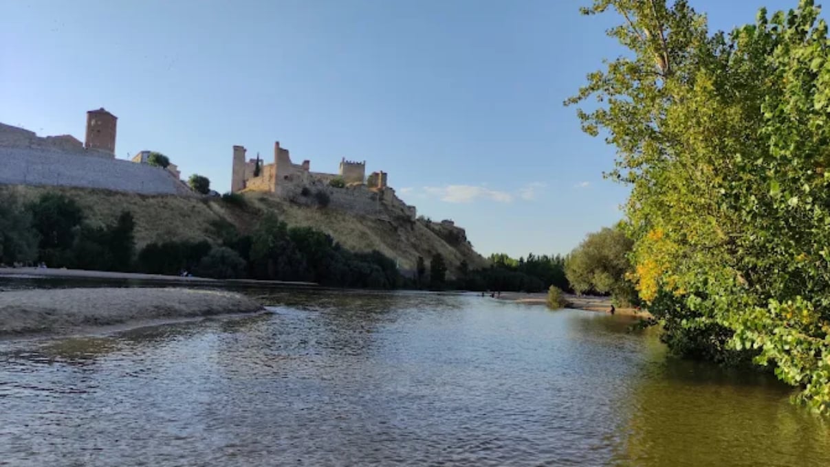 La playa escondida junto a un castillo medieval que muy pocos conocen en España