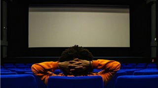 Disfruta la experiencia de tener un cine en casa con este proyector de Amazon