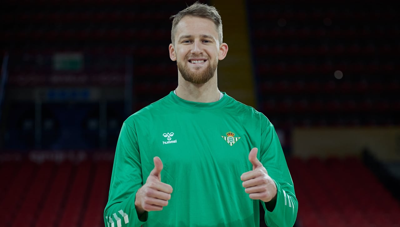 El Betis anuncia un fichaje y una salida