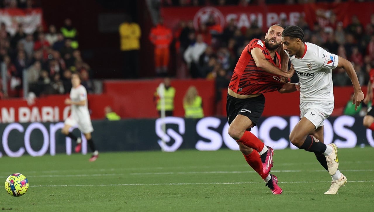 El Mallorca se queja de Mateu Lahoz e Iglesias Villanueva por el forcejeo entre Badé y Muriqi