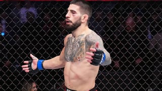 Ilia Topuria se calienta