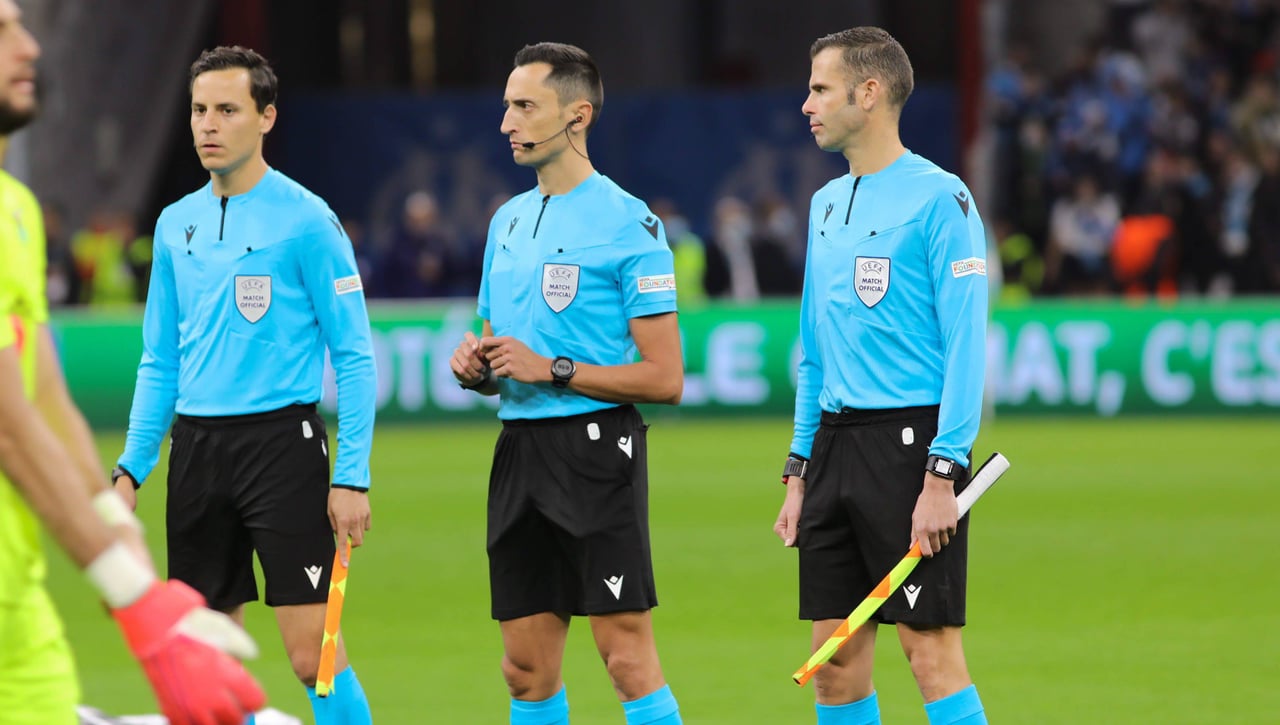 La polémica con el 'espionaje' de un linier al Barça durante el partido ante el Atleti