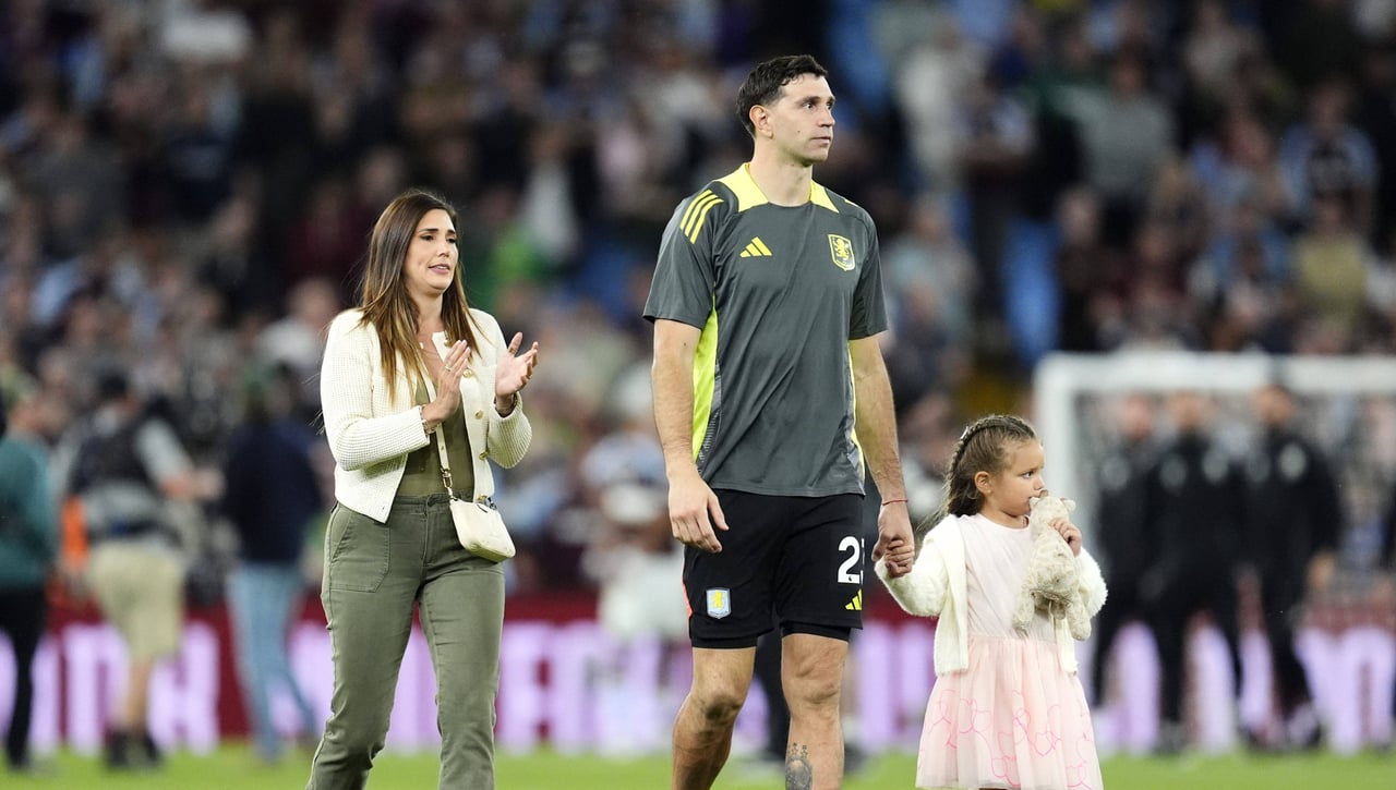 El Dibu Martínez se despide llorando del Aston Villa