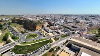 El pueblo de Sevilla que ofrece trabajo fijo y grandes descuentos en sus tiendas