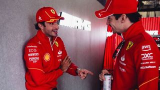 Carlos Sainz da un serio toque a Leclerc por su maniobra y advierte a Ferrari