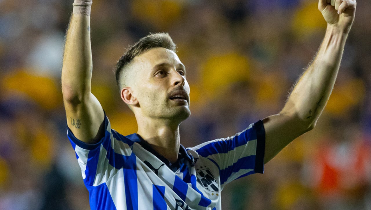 Sergio Canales la lía en México