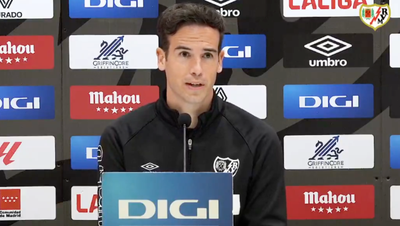 Iñigo Pérez da la buena noticia con Raúl de Tomás