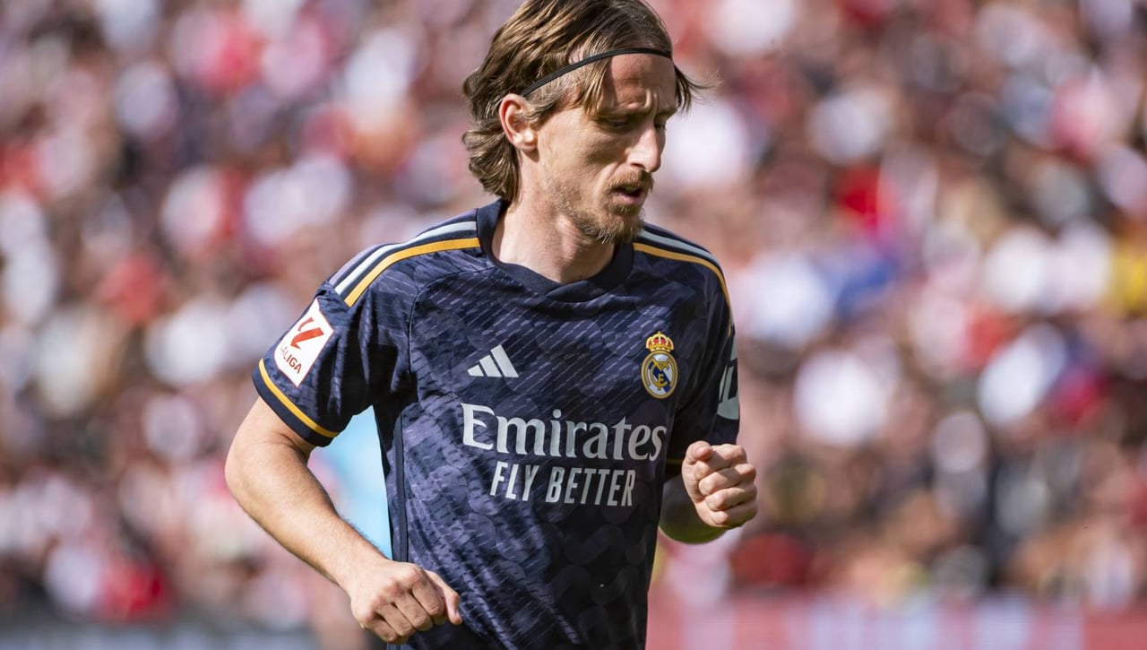 Modric recibe una llamada inesperada y se lo piensa