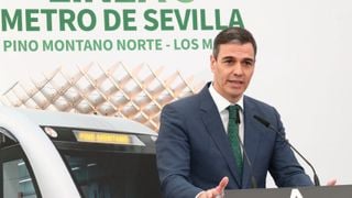Pedro Sánchez sale vivo de Sevilla tras su 'combate' con Juanma Moreno y los gritos de "traidor"