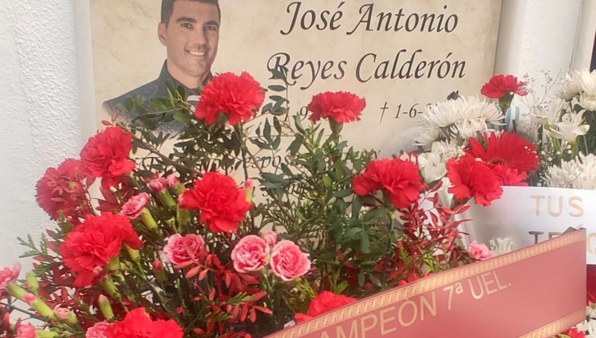 El ramo del Sevilla en el aniversario de la muerte de Reyes: "Gracias Reyes, campeón de la 7ª UEL"
