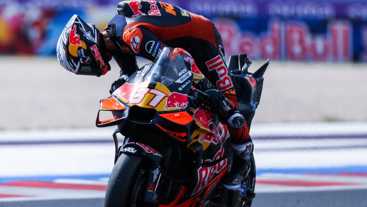 Pedro Acosta se despide de Misano con sorpresa y Marc Márquez con caída