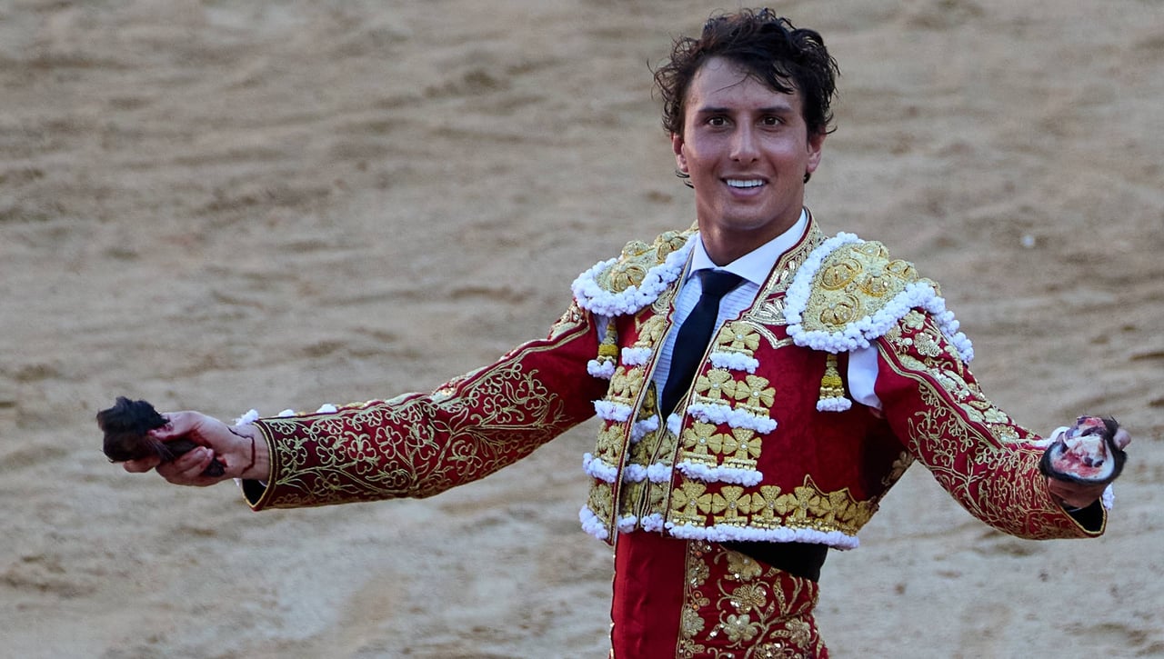 Roca Rey la lía en Pamplona: Puerta Grande y multa