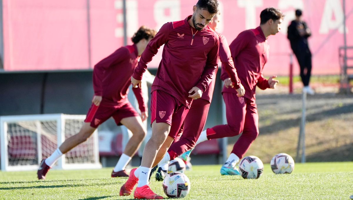No sólo de dobles sesiones vive el Sevilla durante el Mundial de Qatar 2022