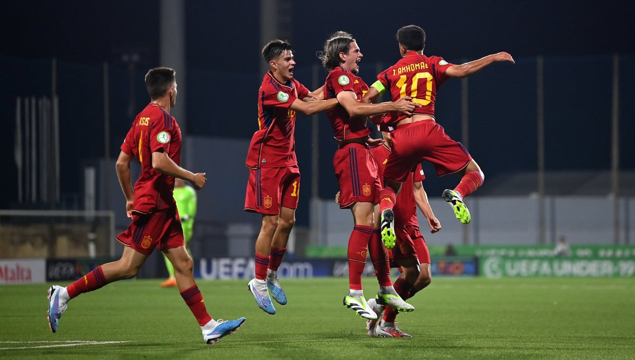 Islandia 1-2 España: Hace los deberes con susto final