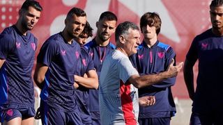Mendilibar: "Al Sevilla se le respeta más fuera de España que en su propia casa"
