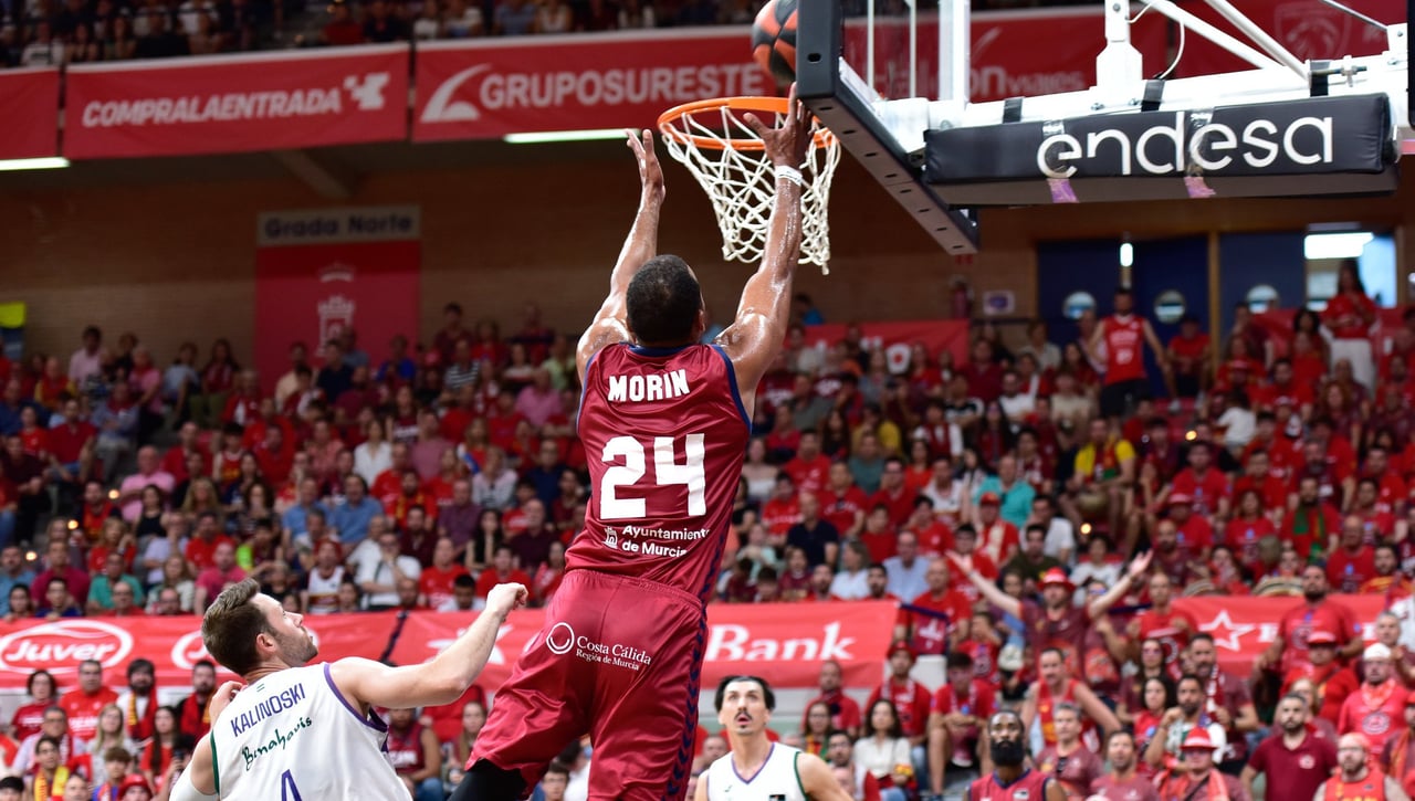 El Unicaja se agarra a la vida de rebote