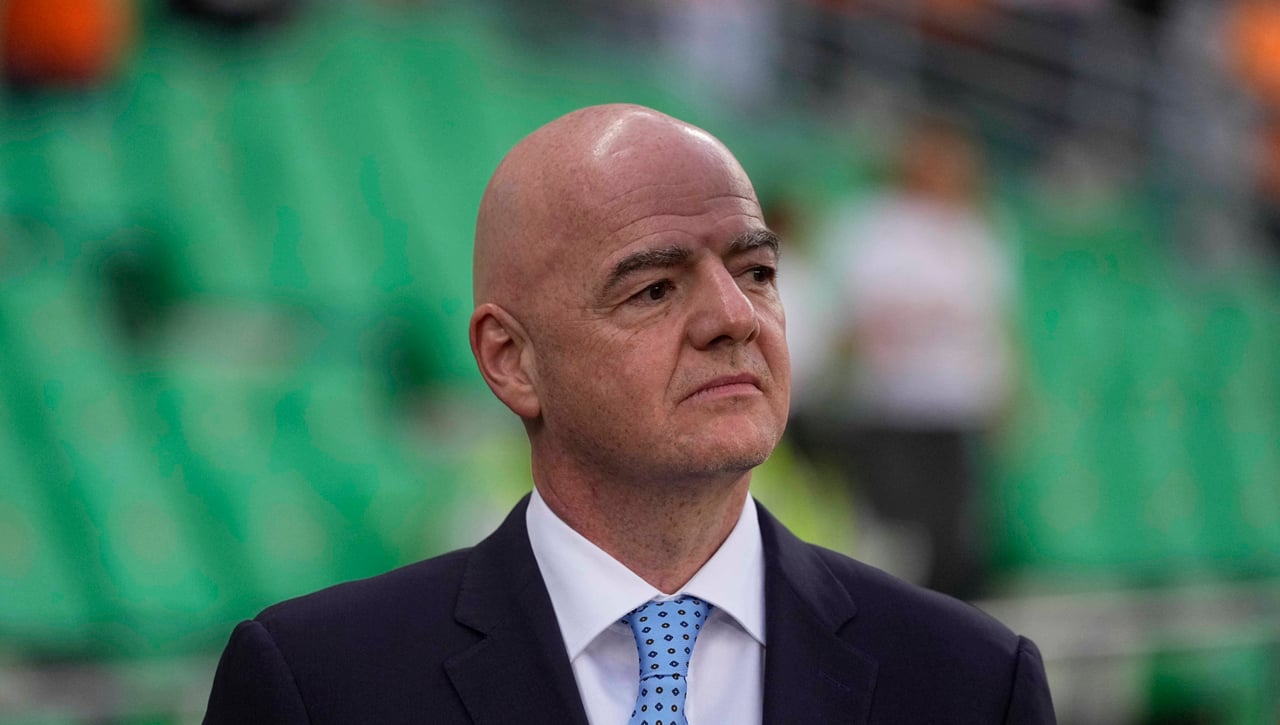 El presidente de la FIFA le enseña la tarjeta roja a la tarjeta azul 