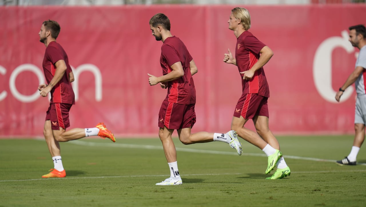 Januzaj y Dolberg, las caras nuevas en el entrenamiento del Sevilla