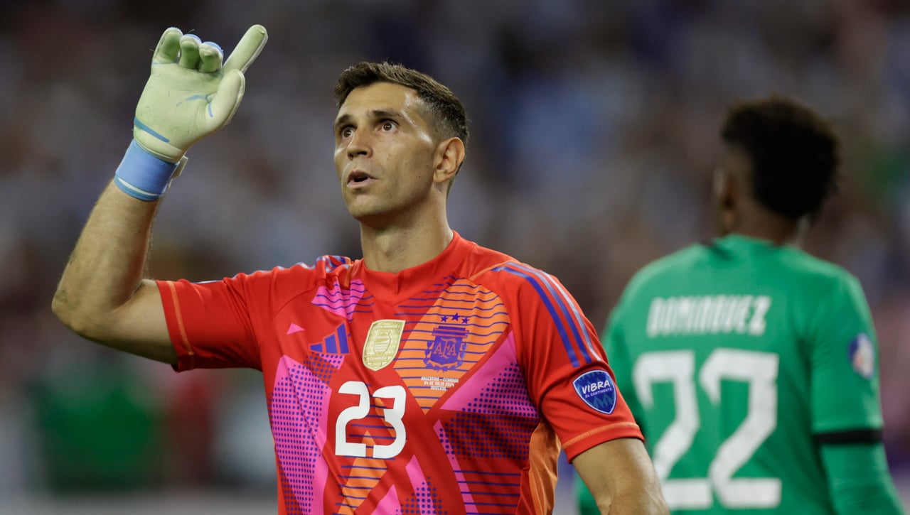 El 'Dibu' Martínez da una vida extra más a Messi