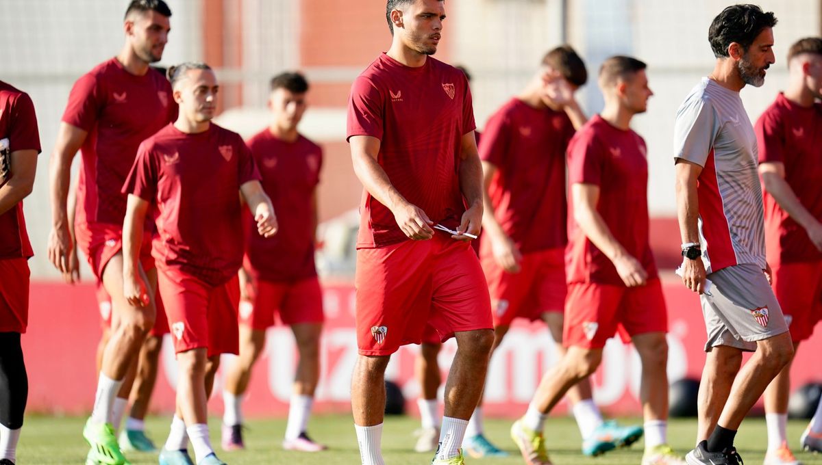 Visita especial en el entreno del Sevilla FC antes de emprender la 'odisea' a Seúl