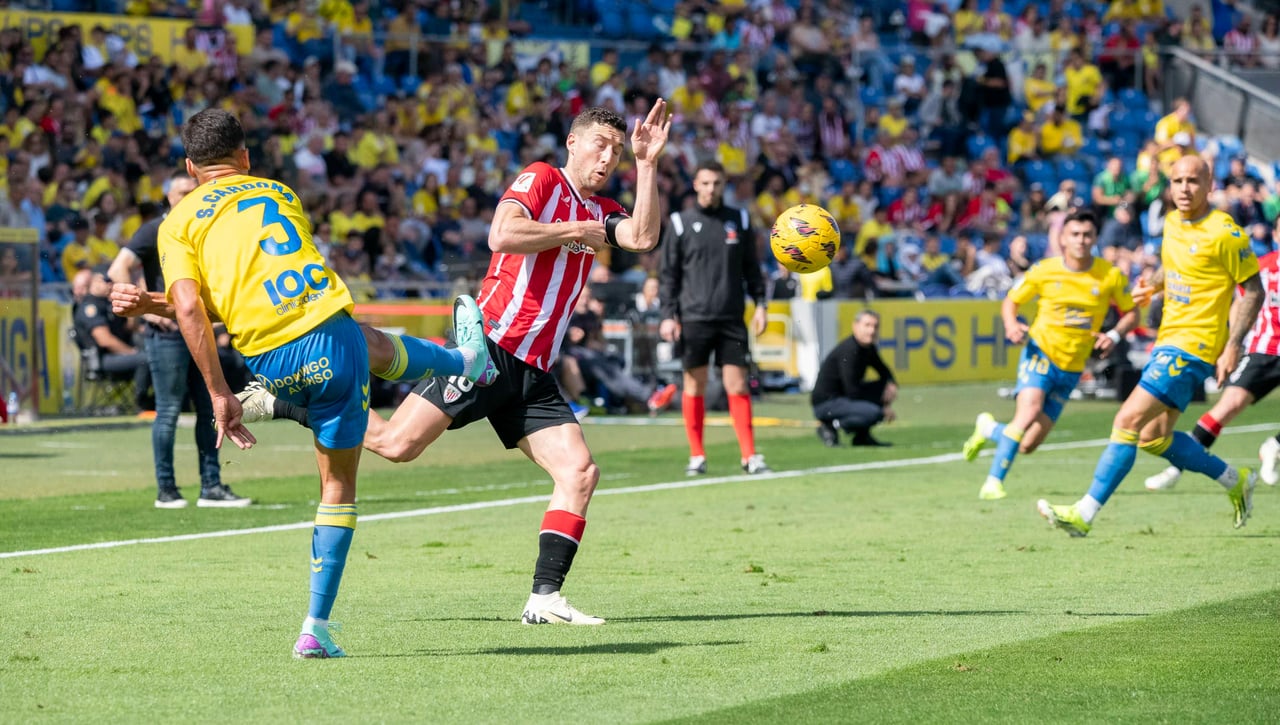 La negociación por Sergi Cardona y los planes del Betis para la renovación total del lateral zurdo