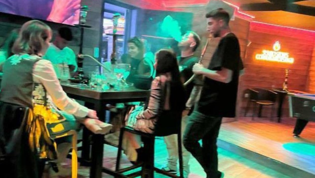 Salta la polémica en Almería al cazar a varios jugadores en un bar con cachimbas