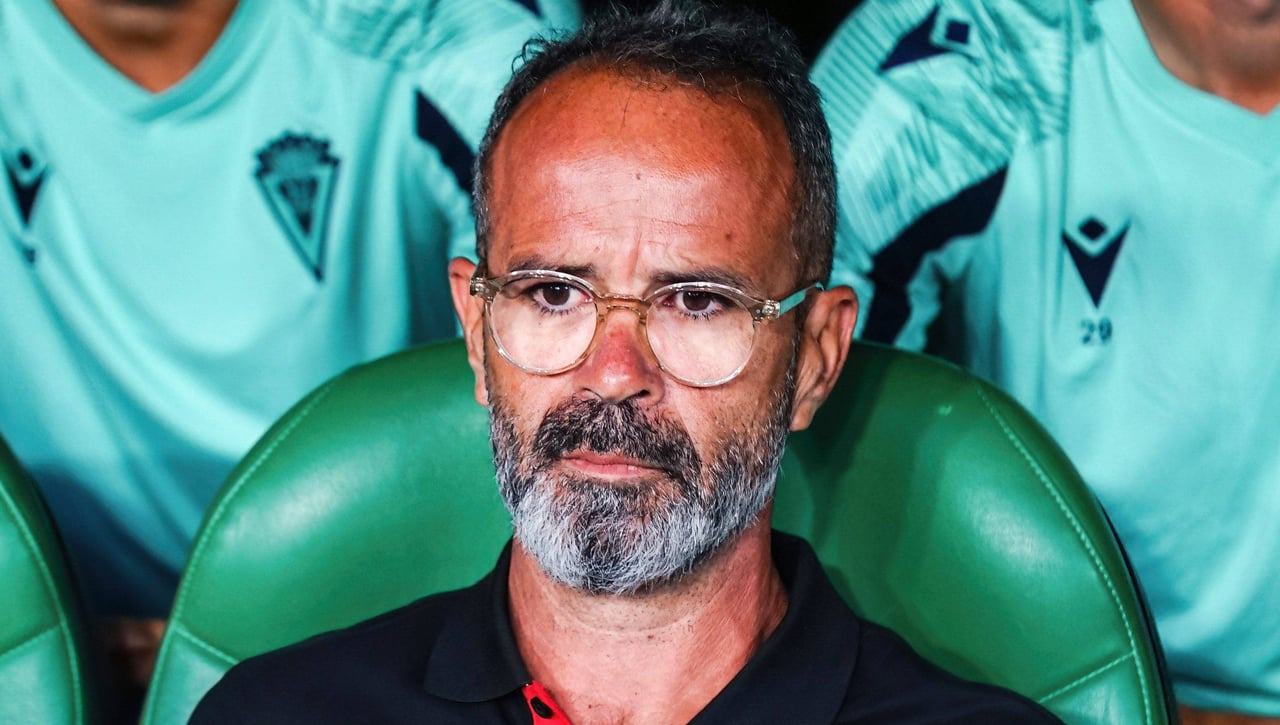 El Tenerife, tras un jugador de Las Palmas