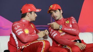 Carlos Sainz 'echa' a Leclerc de Ferrari