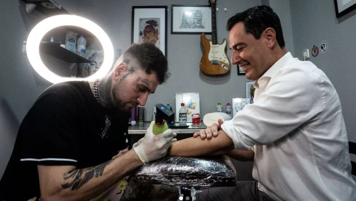 Juanma Moreno se hace un tatuaje por una promesa en campaña electoral