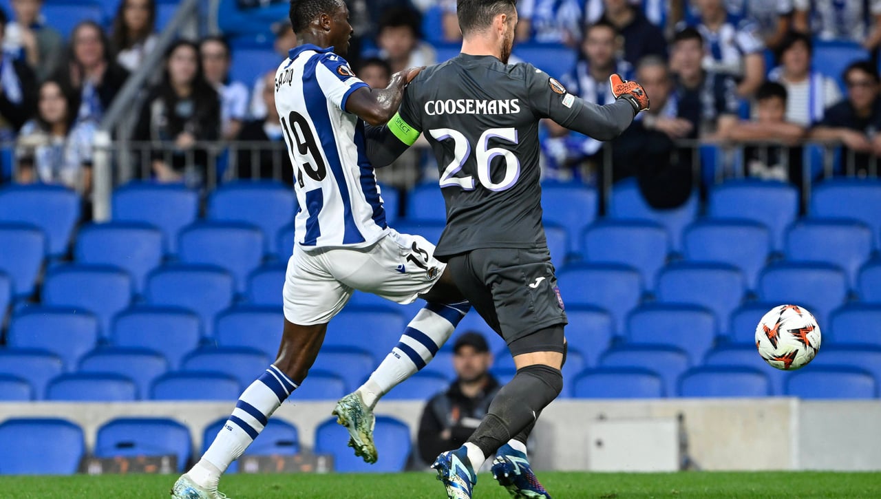 La Real Sociedad muestra la rampa de salida a tres futbolistas