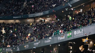 Nueva acción solidaria del Betis con los afectados por la Dana con una lluvia de peluches navideños