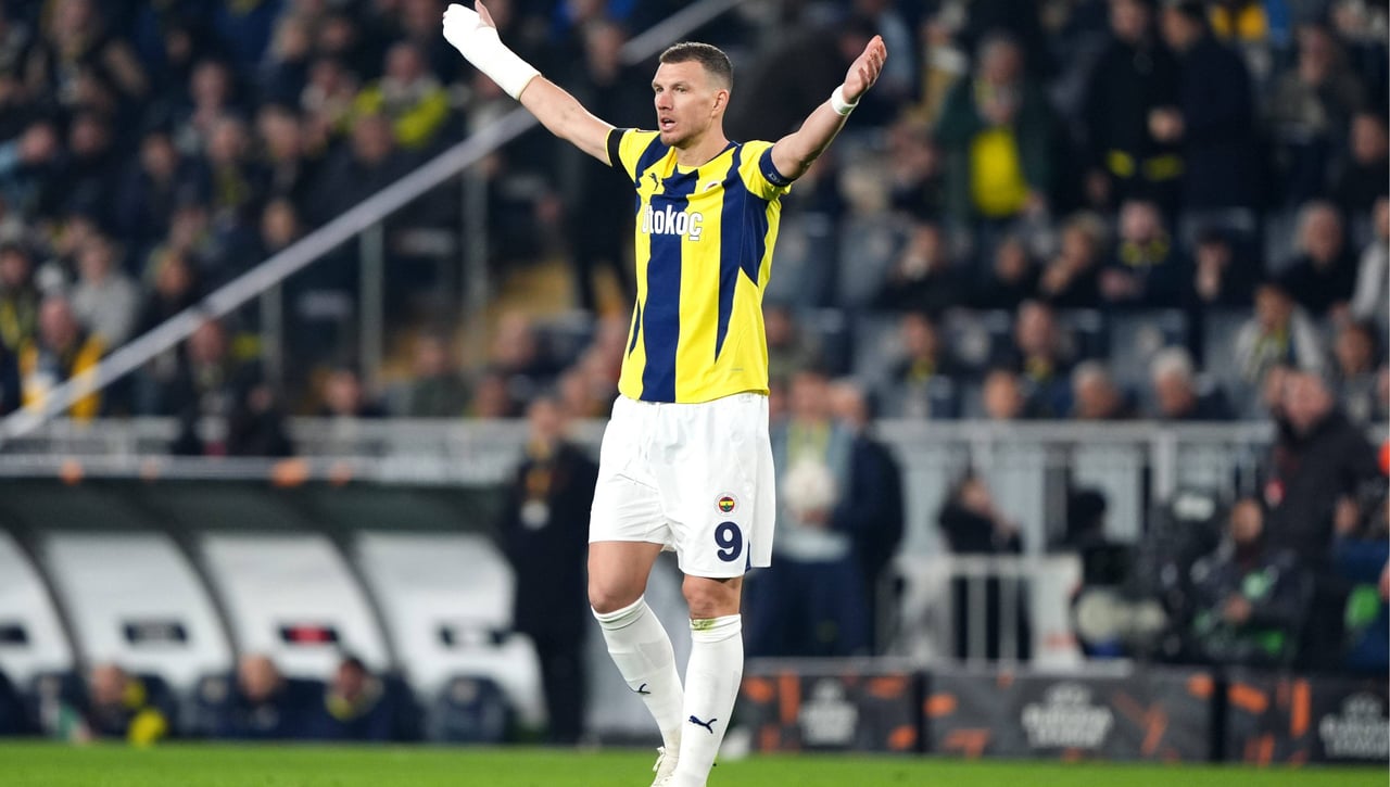 Edin Dzeko ‘pasa’ de Manolo González 