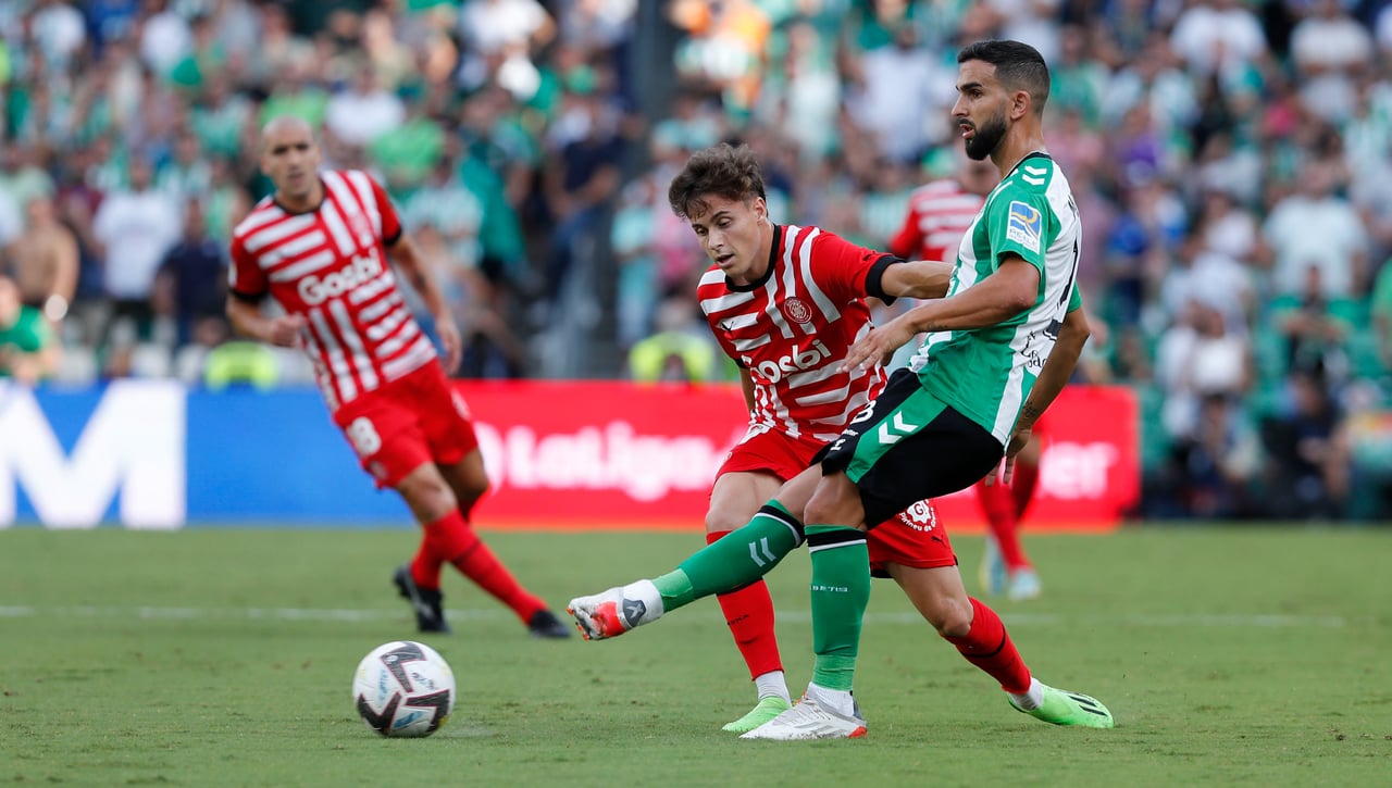 Montoya vuelve, nueve meses después, entre murmullos de la grada y las muestras de cariño del vestuario del Betis