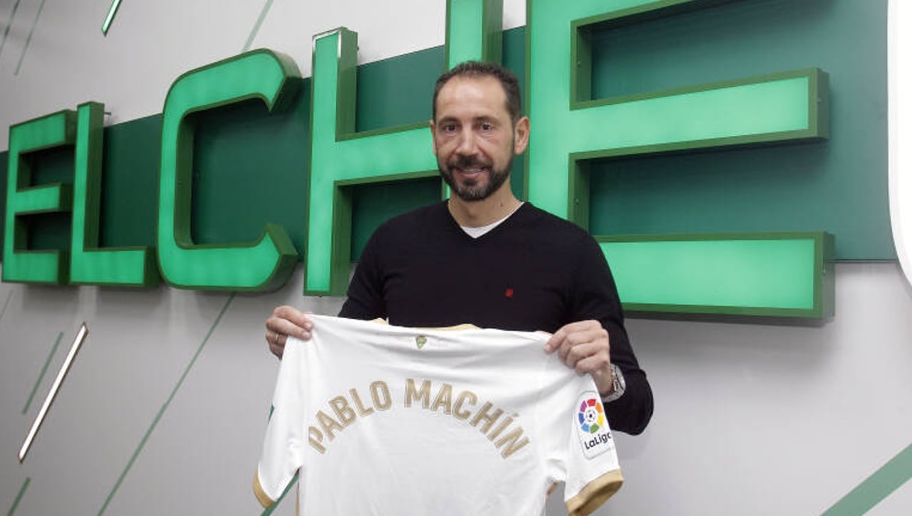 Machín abre la puerta de la rampa de salida