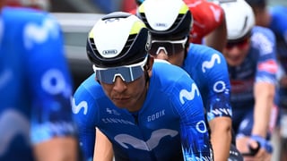 Nairo Quintana se baja de la bicicleta