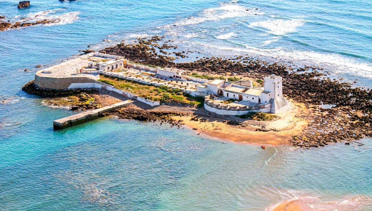 La isla escondida en Andalucía que aguarda un castillo sobre el mar