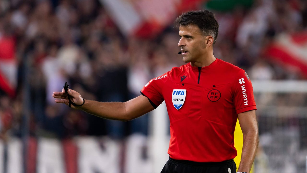 Gil Manzano la lía en el decisivo Ucrania - Italia 