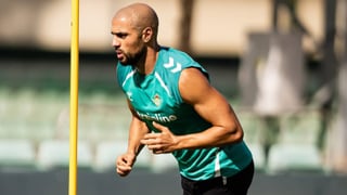 Amrabat reaparece en el Betis con un aparatoso vendaje