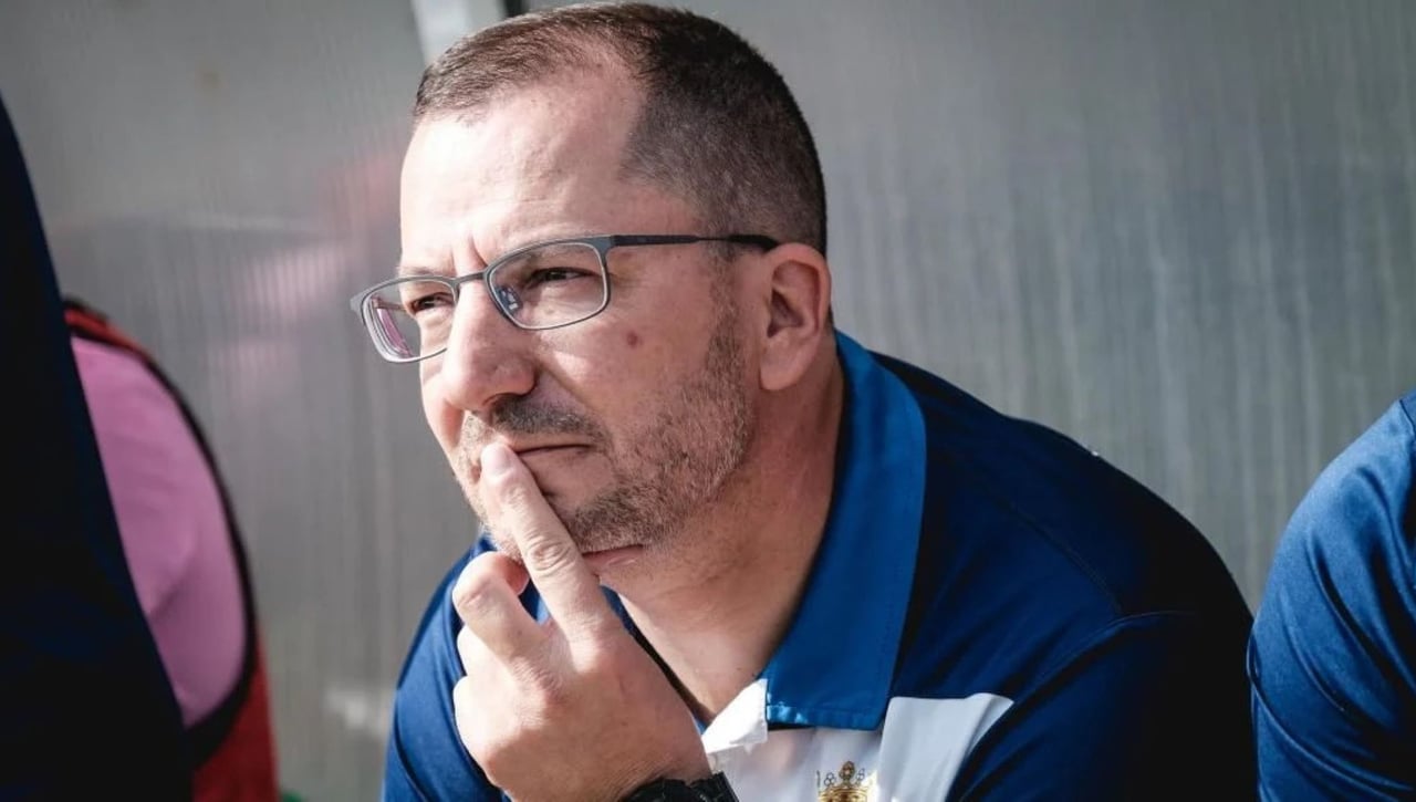 El entrenador del Ceuta, José Juan Romero, responde a la "suerte" que han tenido Xavi y el Barcelona