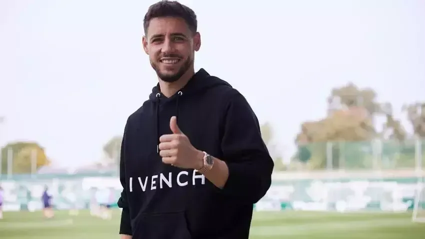 Álex Moreno se entrena en la ciudad deportiva del Betis