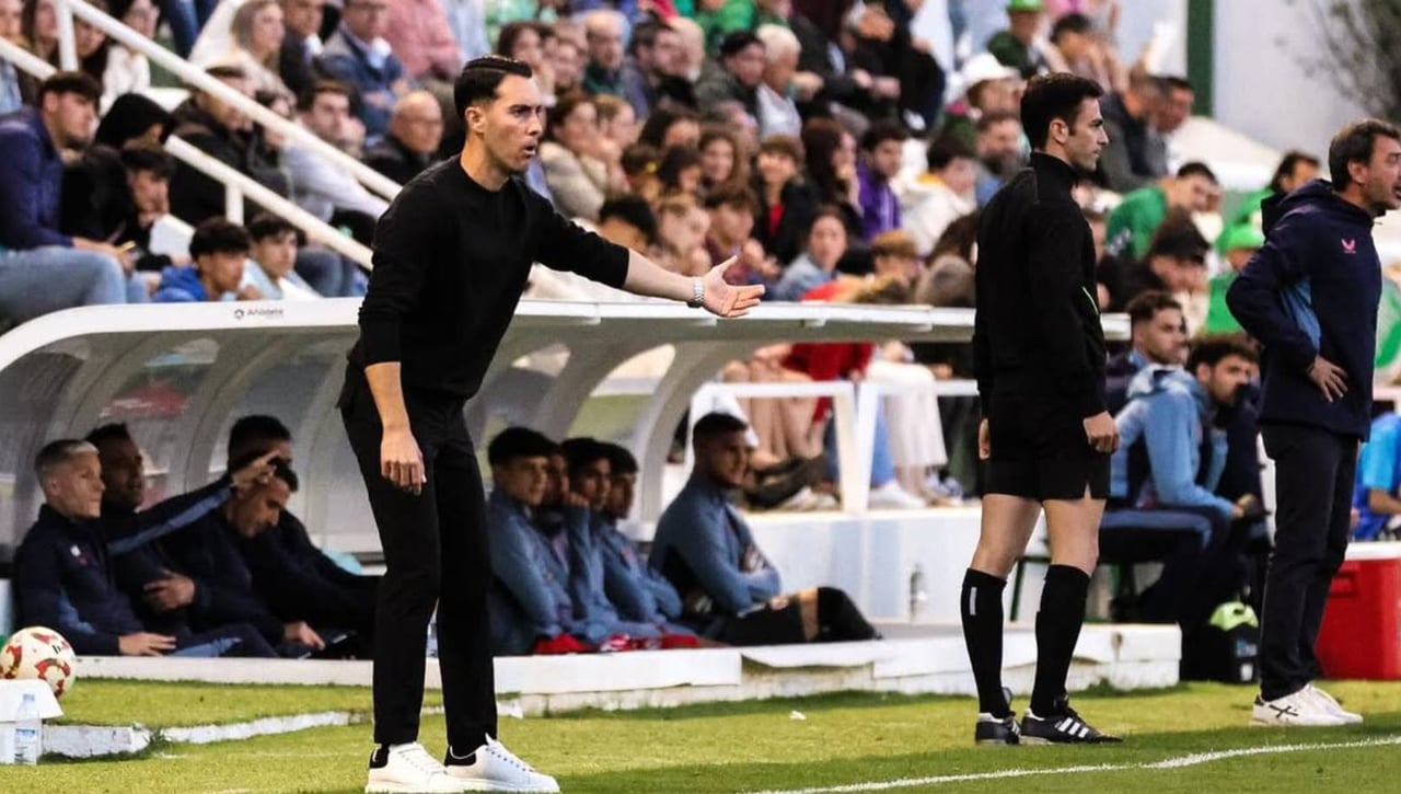 El mes decisivo para Javi Medina con el Antequera: su compromiso, el interés de Segunda y un posible regreso al Betis